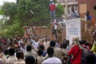 Burkina Faso : Contre la fermeture des cités et restaurants universitaires, des étudiants saisissent des véhicules de lÂ’Etat